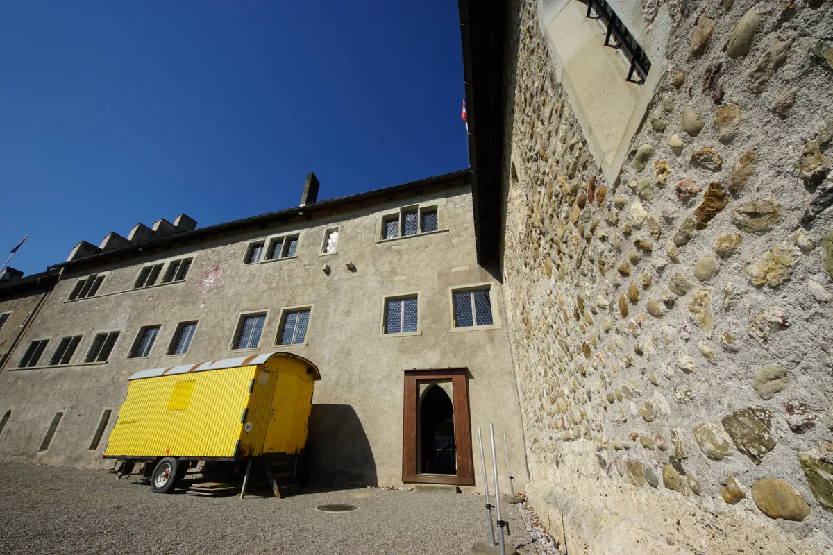 Ein Bauwagen steht an der Rückwand des Ritterhauses. 